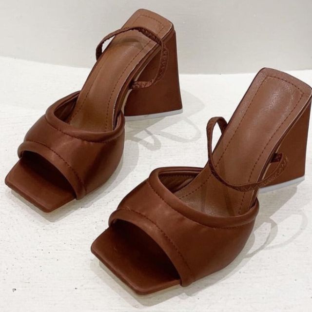 Isla - Sandals with open toe and triangular heels