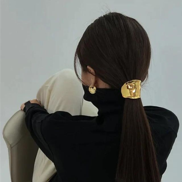 Jia - Metal hairband with sculptural design