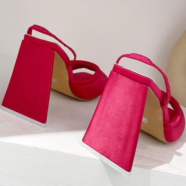 Isla - Sandals with open toe and triangular heels