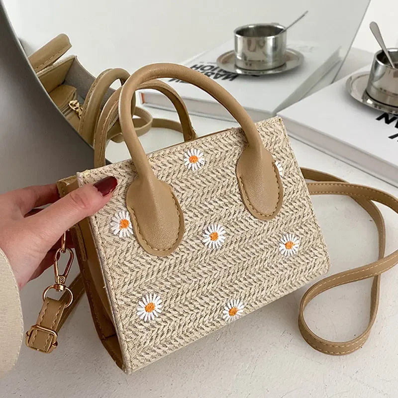 Daisy - Woven handbag with floral accents