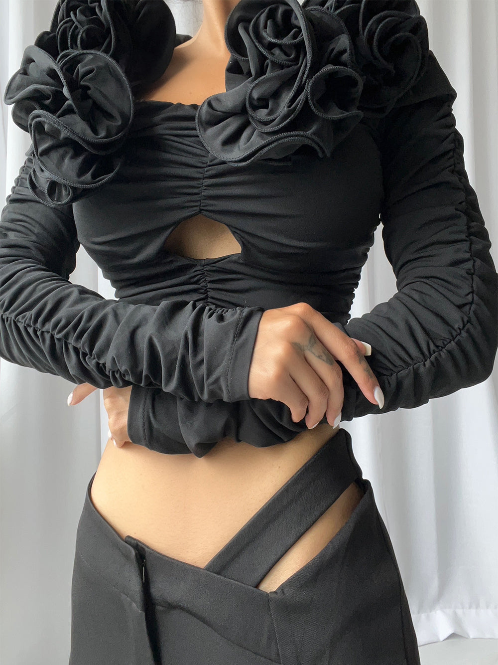 Trendsetting crop top in black