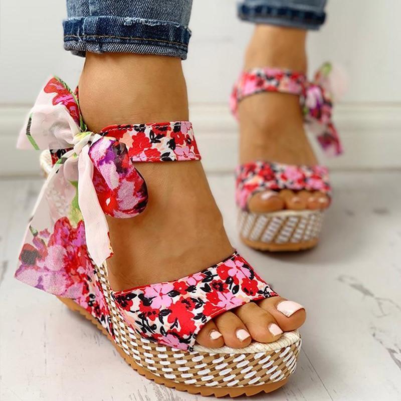 Wedge sandals with floral pattern