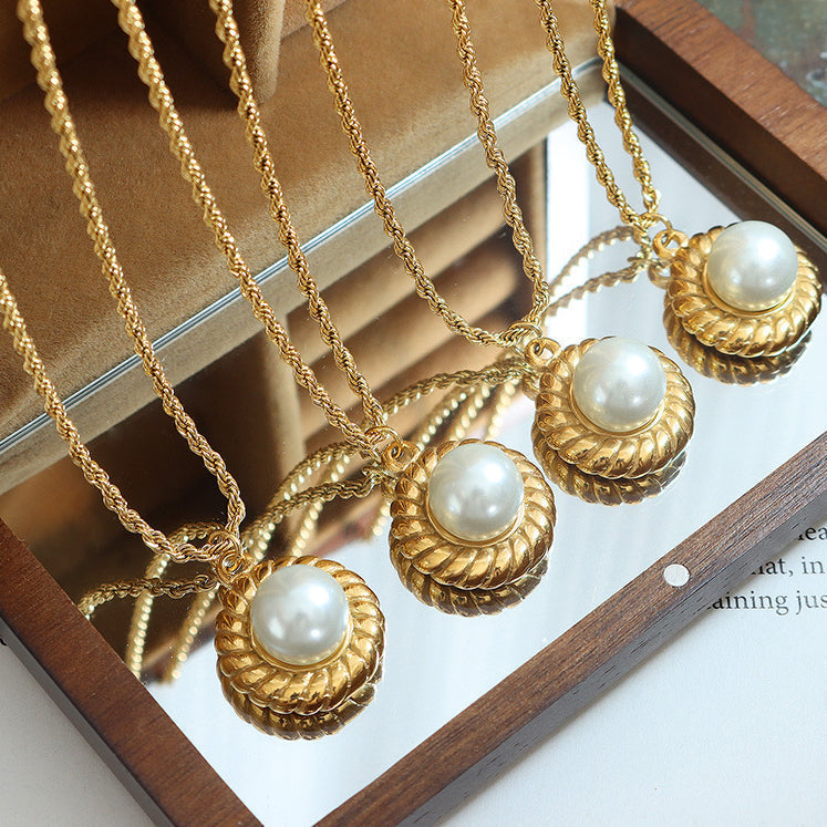 Elias - Gold-coloured rope necklace with pearl pendant