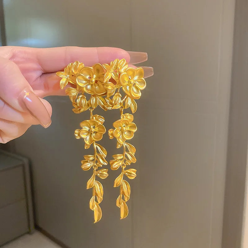 Fiorella - Flower cascade earrings in gold look