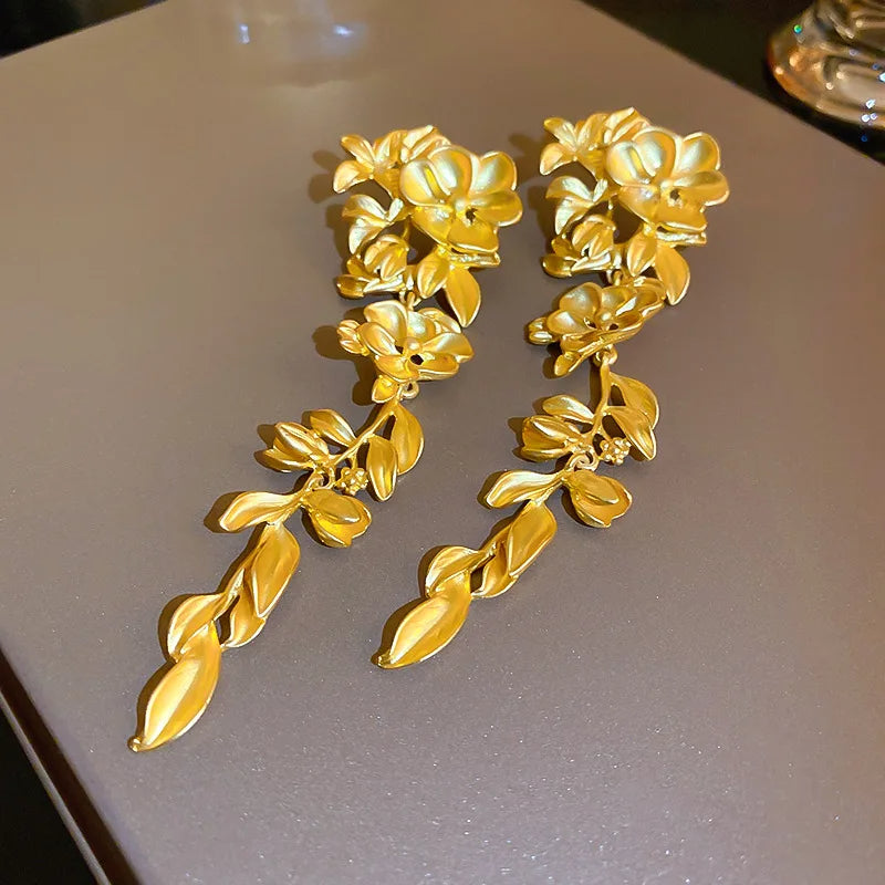 Fiorella - Flower cascade earrings in gold look