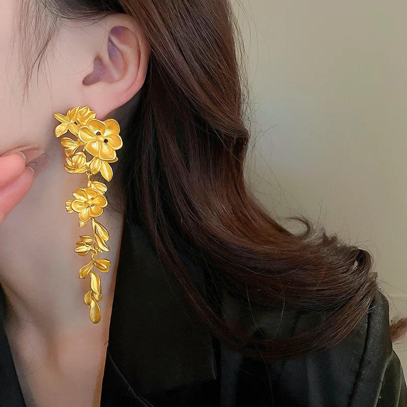 Fiorella - Flower cascade earrings in gold look