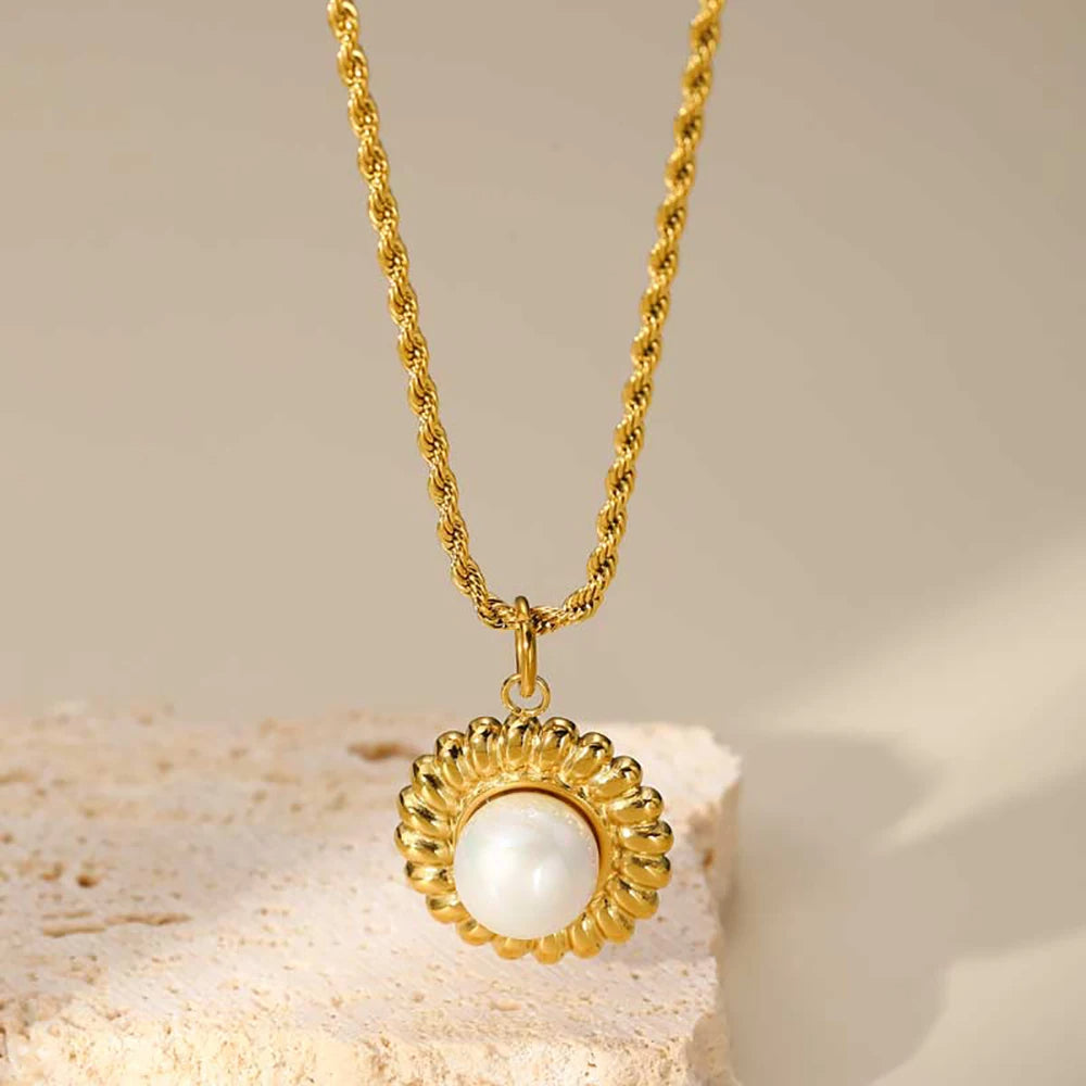 Elias - Gold-coloured rope necklace with pearl pendant