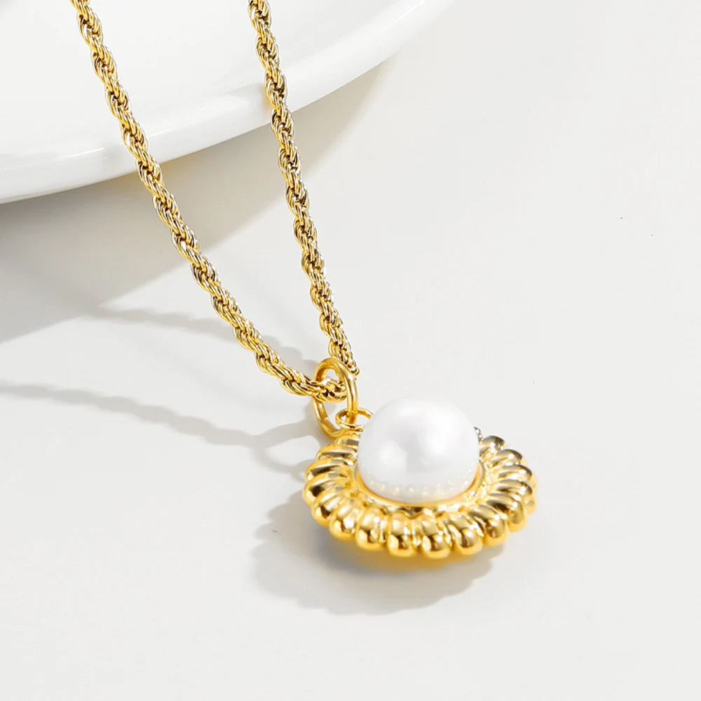 Elias - Gold-coloured rope necklace with pearl pendant