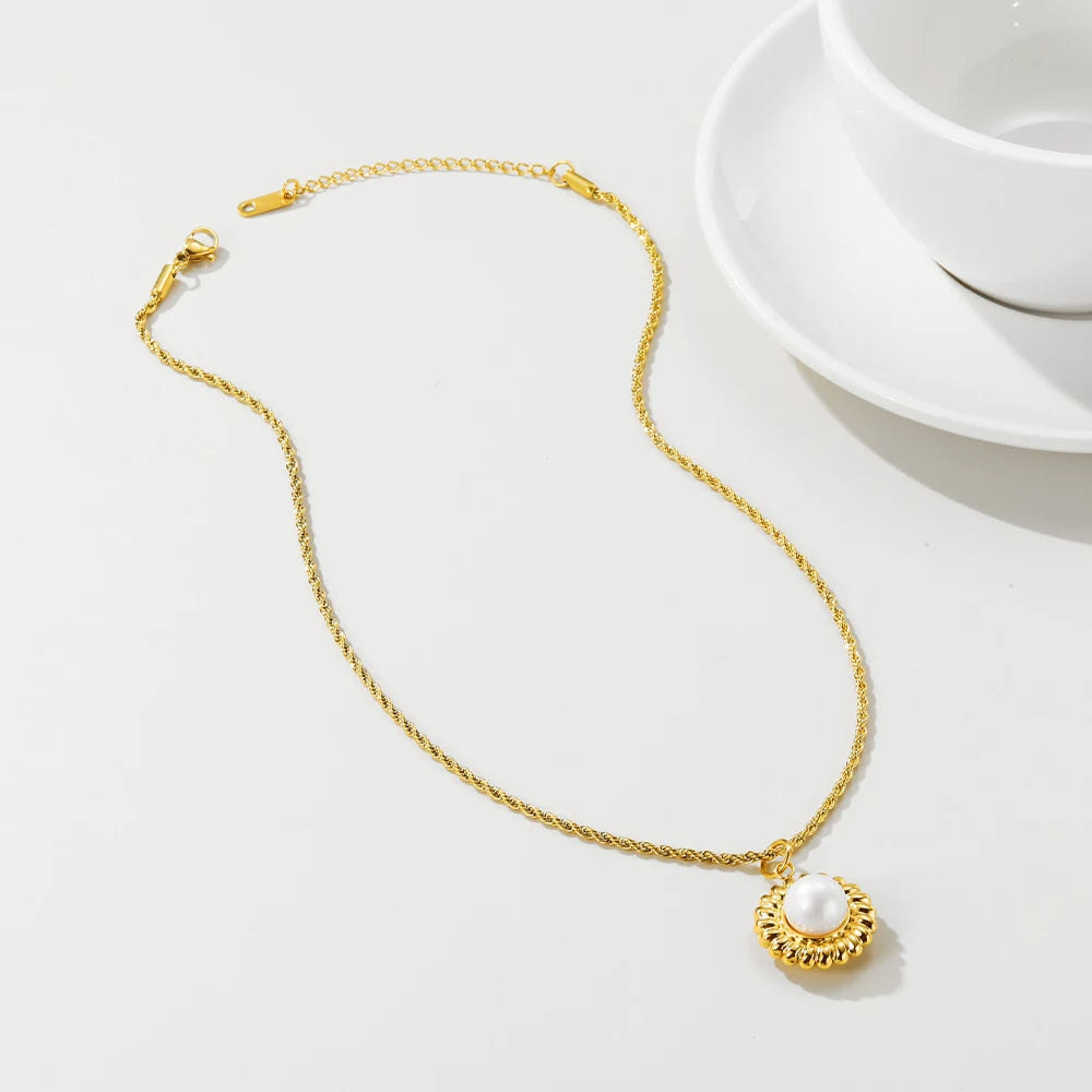 Elias - Gold-coloured rope necklace with pearl pendant