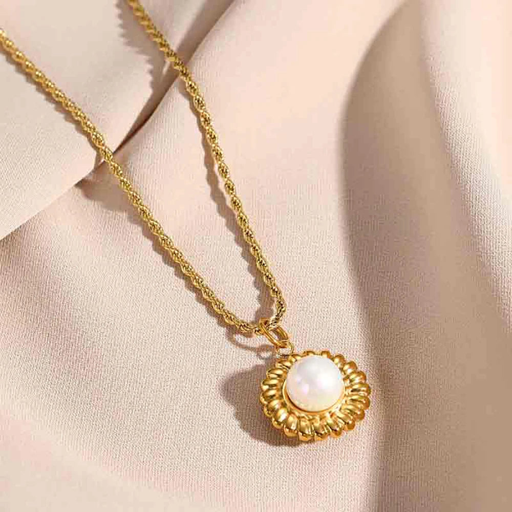 Elias - Gold-coloured rope necklace with pearl pendant